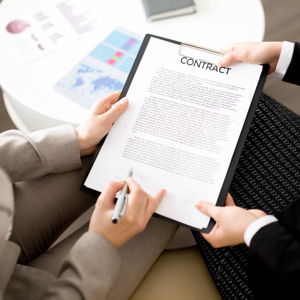 Señales de que un contrato necesita revisión legal urgente